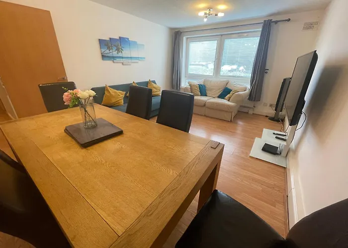 Spacious Apartment Near Heathrow With Allocated Parking