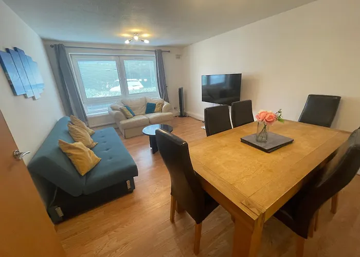 Spacious Apartment Near Heathrow With Allocated Parking